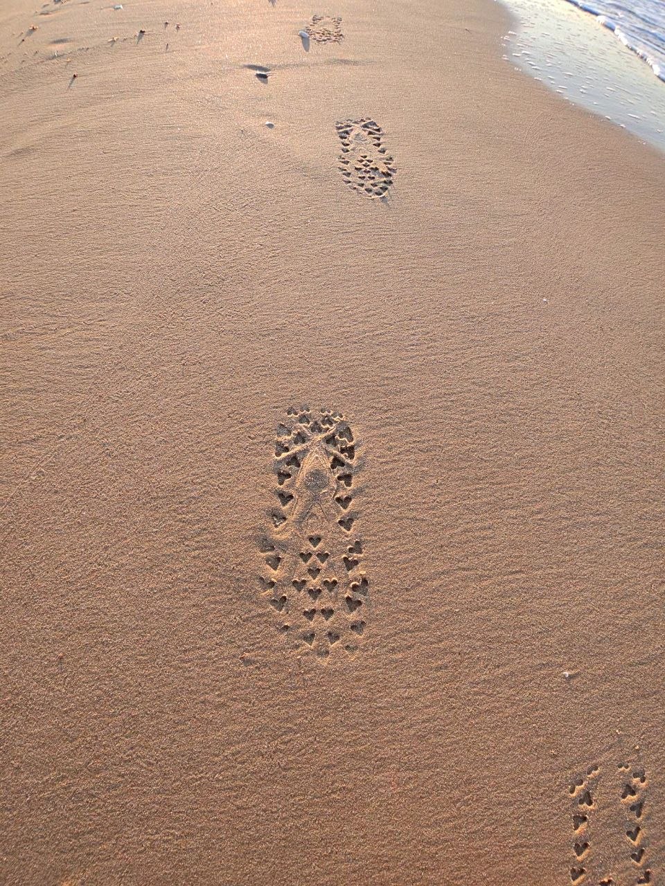 Hoka Speedgoat 7 heart-shaped prints in sand, Altafulla beach